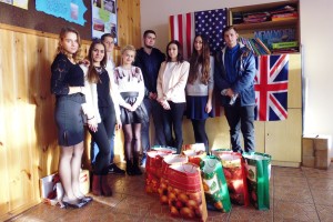 Zdjęcie grupowe - młodzież z przygotowanymi paczkami upominkowymi.