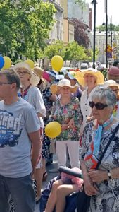 Uczestnicy Marszu Kapeluszowego spacerujący ulicami Bydgoszczy